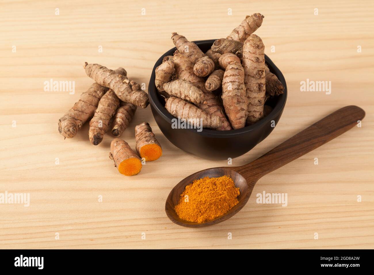 Radice organica fresca e polvere curcuma - Curcuma longa; cibo sano. Foto Stock