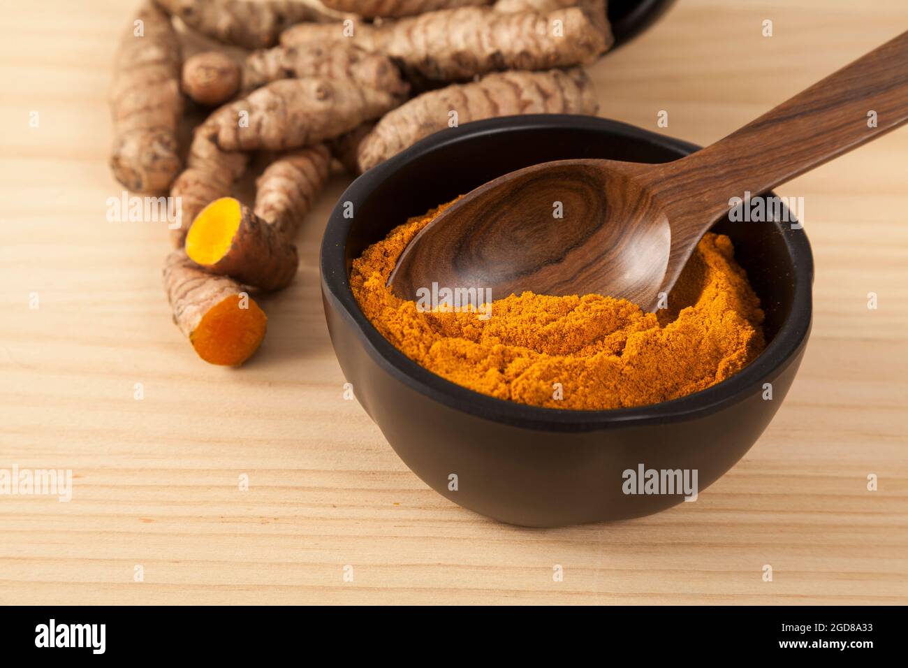 Radice organica fresca e polvere curcuma - Curcuma longa; cibo sano. Foto Stock