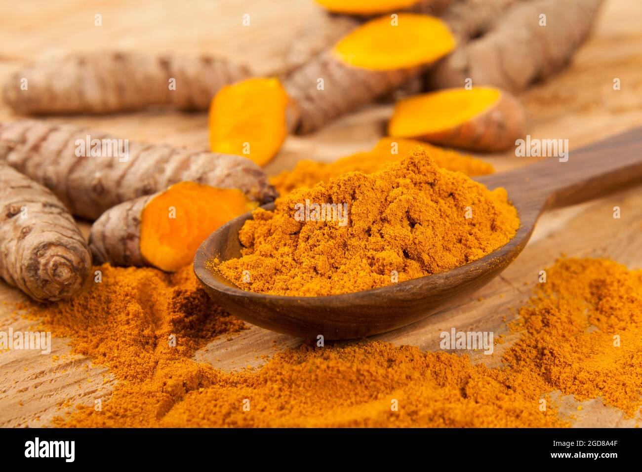 Radice organica fresca e polvere curcuma - Curcuma longa; cibo sano. Foto Stock