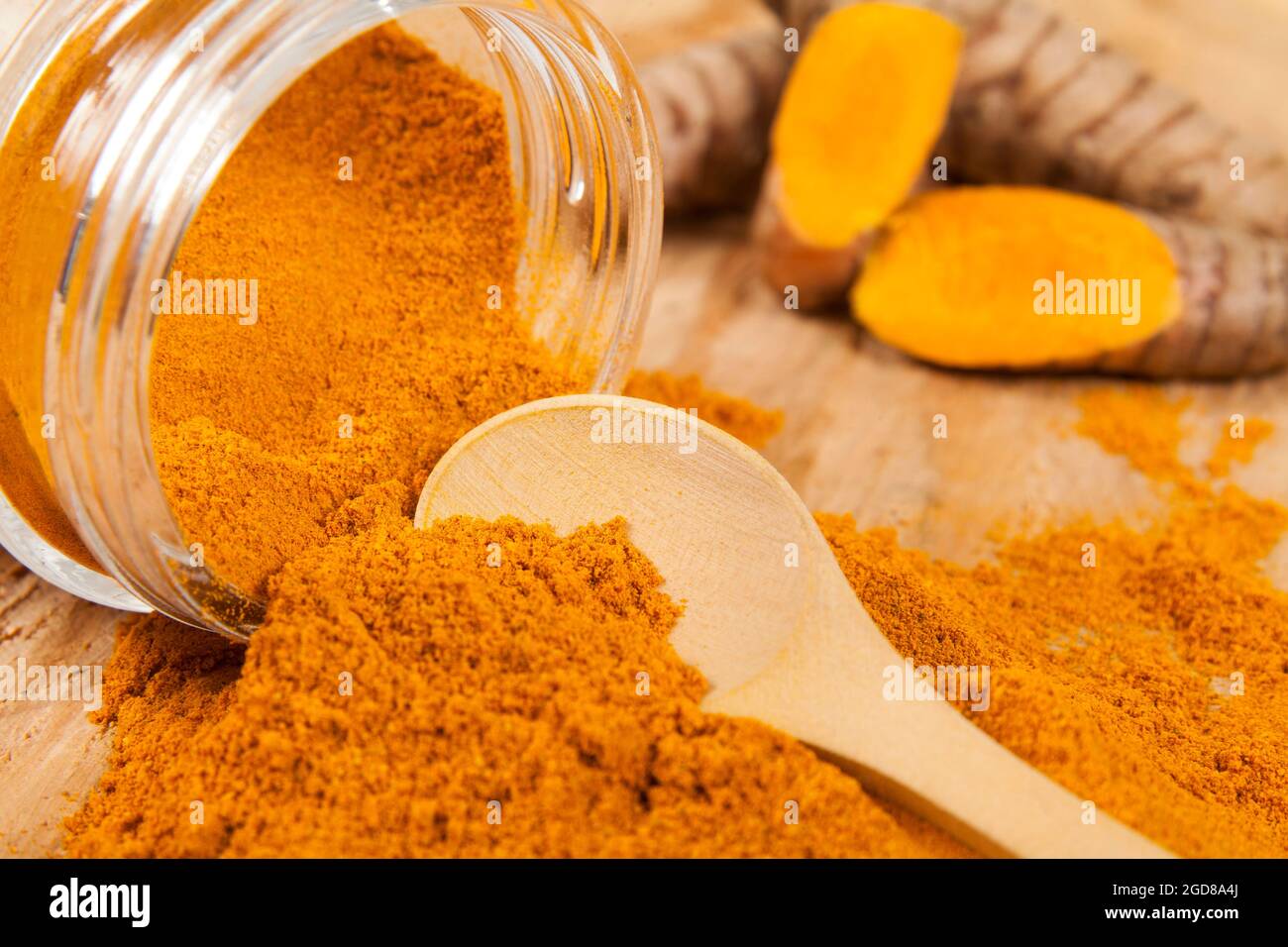 Radice organica fresca e polvere curcuma - Curcuma longa; cibo sano. Foto Stock