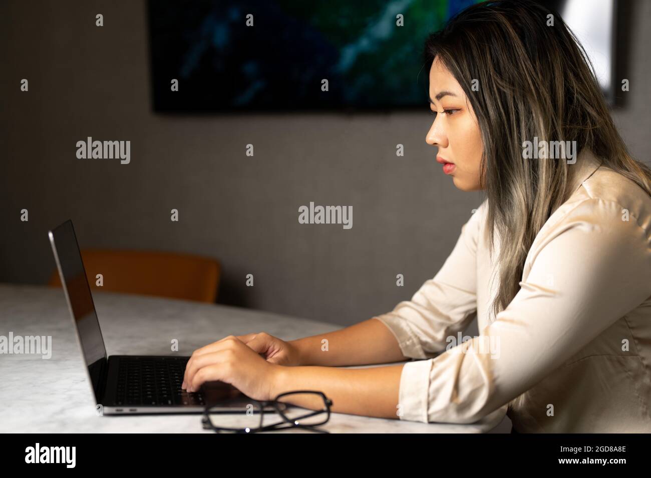 Giovane scienziato asiatico che lavora sull'analisi dei dati Foto Stock