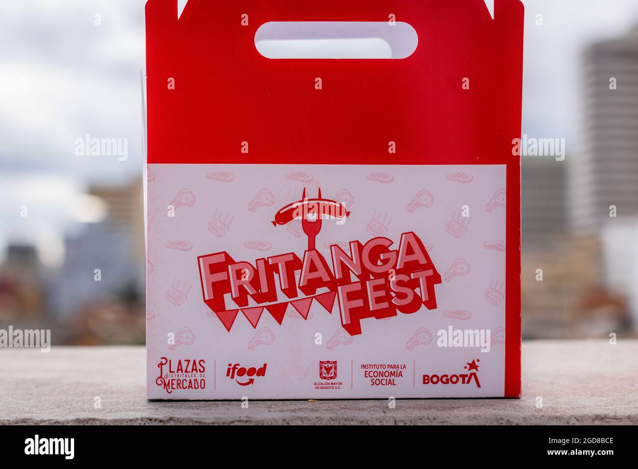 Bogotà, Colombia. 11 Agosto 2021. Una borsa per la consegna di cibo con il  Fritanga Fest e loghi sponsor durante l'apertura della seconda edizione del  Fritanga Fest 2021 un festival che cerca