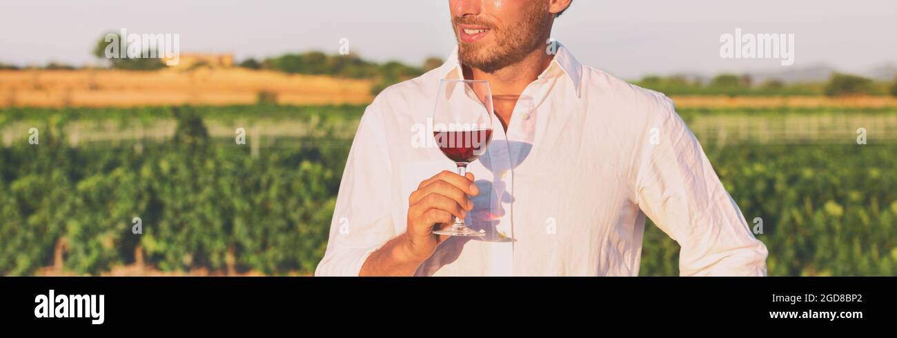 Corso di degustazione di vini all'aperto presso la cantina vigneto banner panoramico. Uomo che tiene un bicchiere di vino rosso alla visita della fattoria della Nuova Zelanda panorama vacanze estive Foto Stock