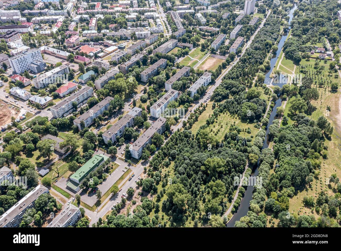 edifici in un quartiere residenziale vicino al parco cittadino. foto aeree in estate soleggiato giorno. Foto Stock