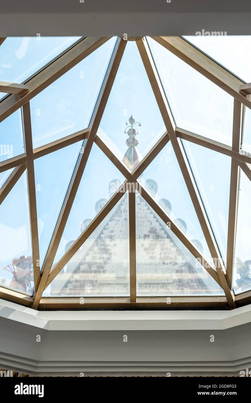 Elegante soffitto in vetro con pezzi triangolari e cornice dorata Foto Stock