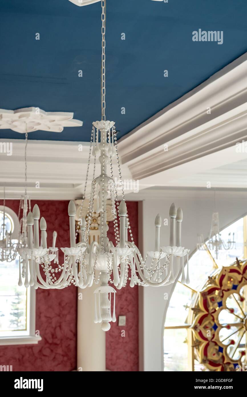 Meravigliosa lucentezza vintage di vetro bianco con lampadine luminose Foto Stock