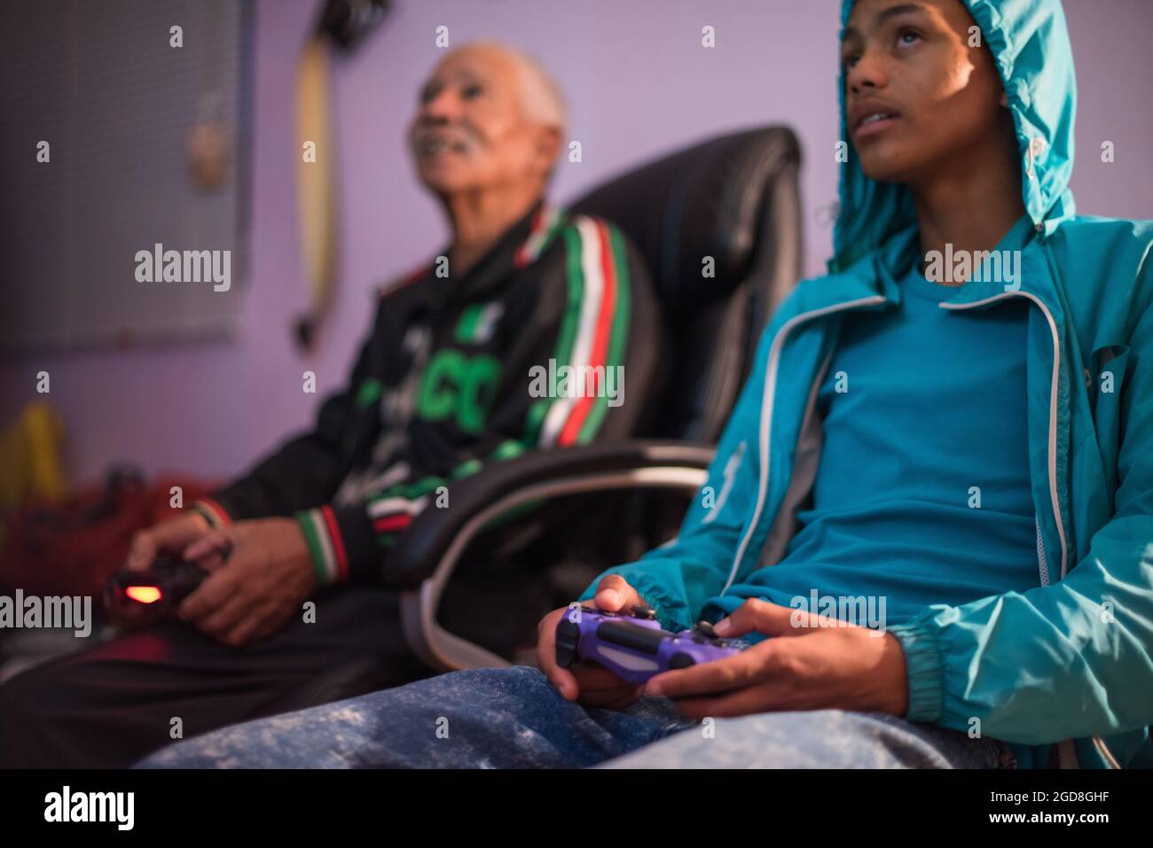 Primo piano di nonno che gioca con suo nipote Foto Stock