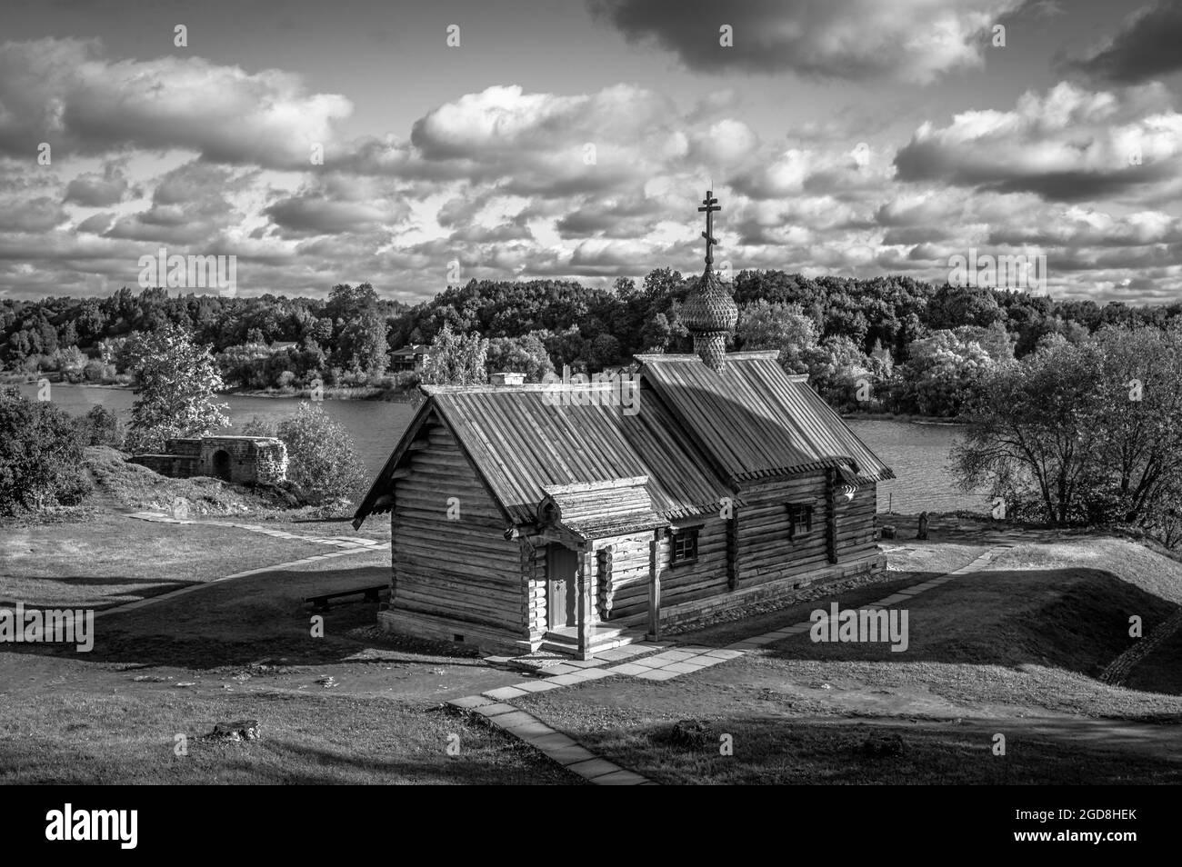 Antica cappella in legno all'interno della Fortezza di Ladoga. Staraya Ladoga, Russia. Bianco e nero. Foto Stock