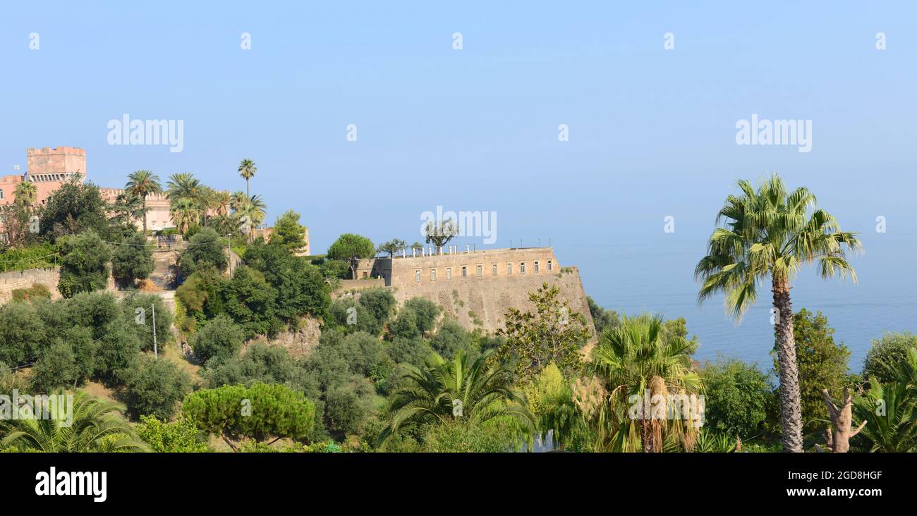 Bell'antico edificio lungo le scogliere di Vico Equense in Campania. Foto Stock