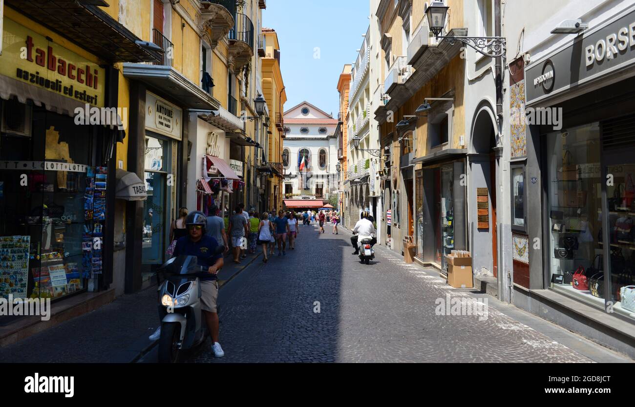 A piedi attraverso il centro storico di Sorrento. Foto Stock