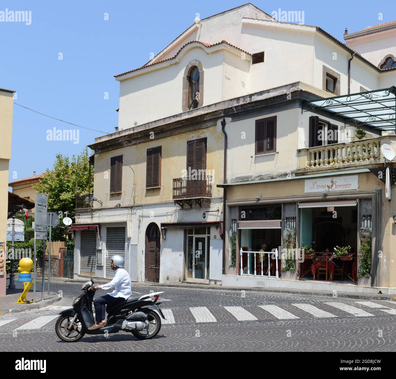 Passeggiata nel centro storico di Sorrento. Foto Stock