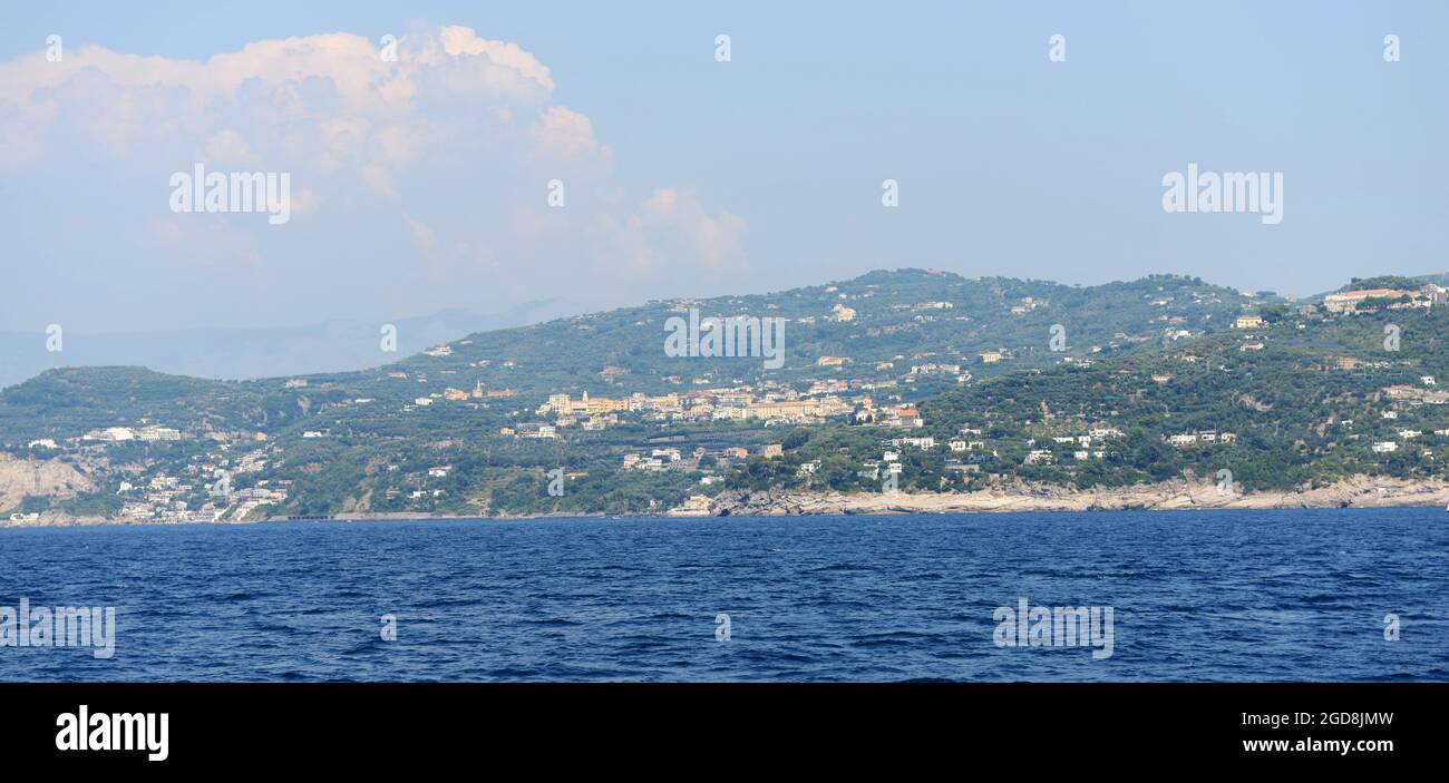 Paesaggi costieri nella penisola di Amalfi in Italia. Foto Stock