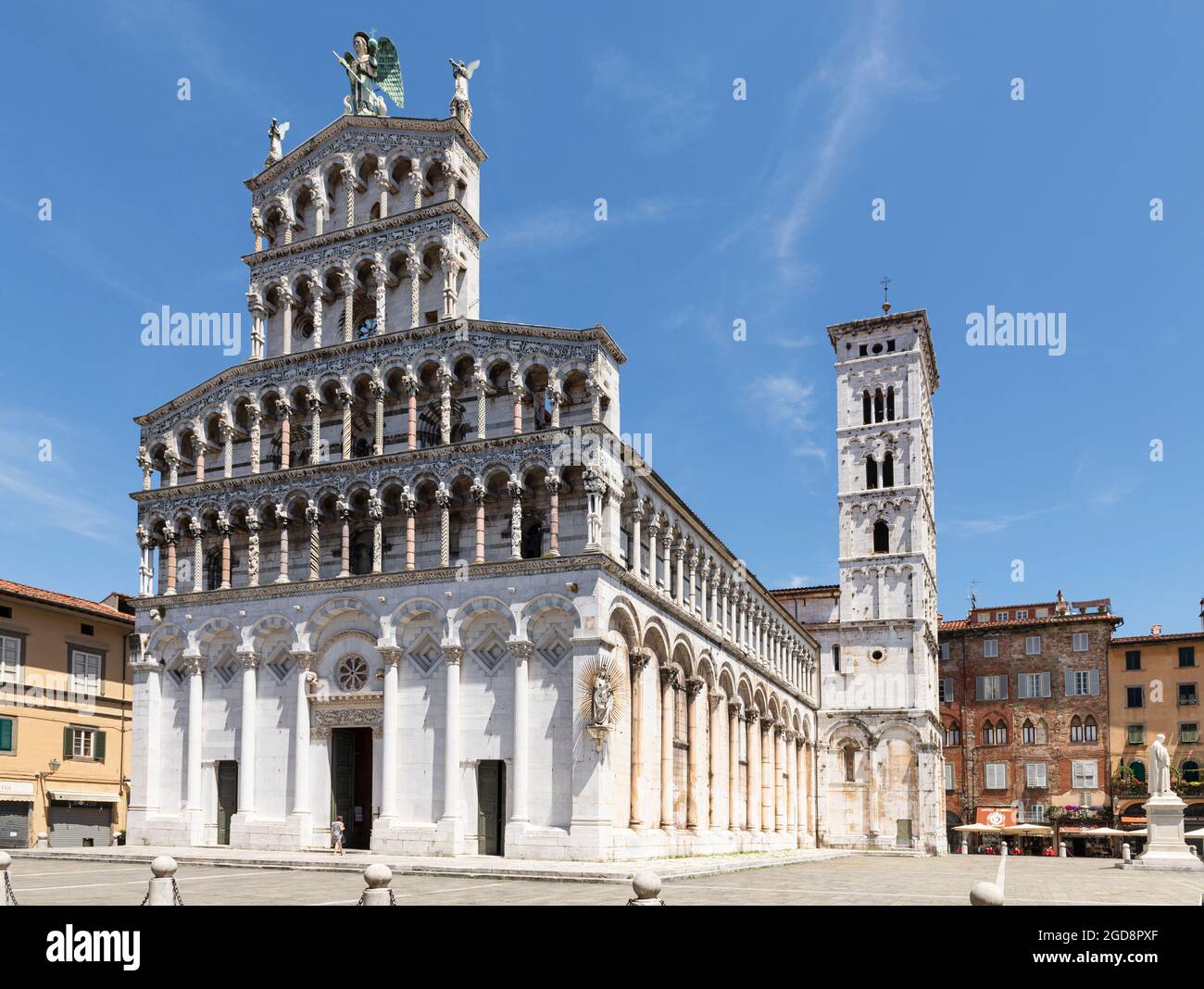Costruzione della Basilica romanica di San Michele - San Michele in Foro - dal Medioevo sotto il sole e un cielo limpido Lucca, Toscana, Italia Foto Stock