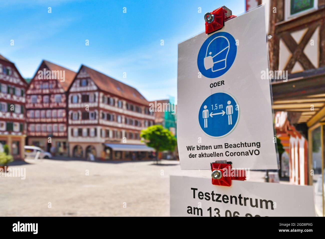 Mosbach, Germania - Giugno 2021: Segnaletica per maschera facciale e distanza obbligatoria in città tedesca con il testo che dice 'si prega di prestare attenzione all'attuale Corona reg Foto Stock