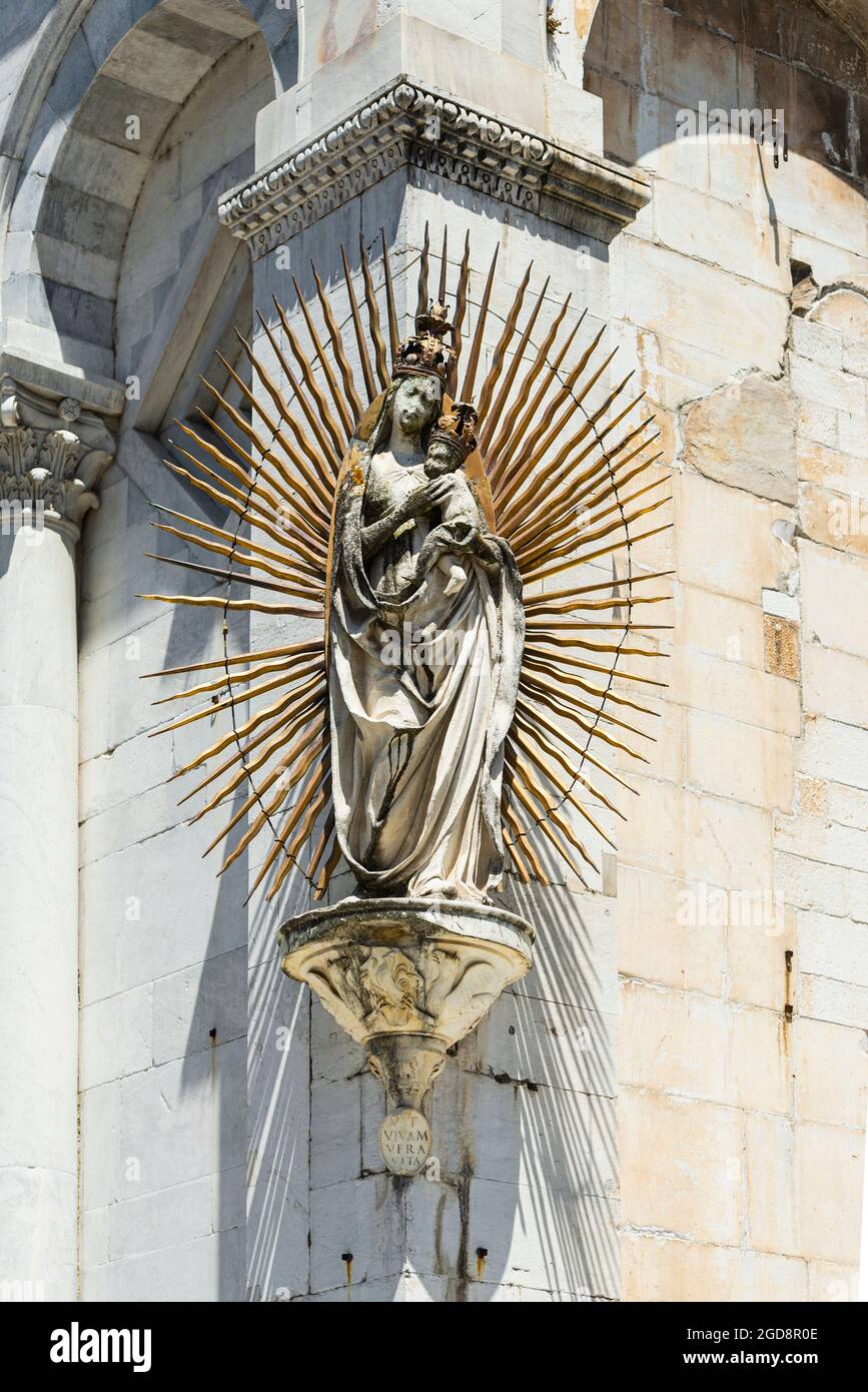 Statua della Madonna col Bambino e façade oro sulla facciata della Basilica romanica di San Michele in Foro, Lucca, Toscana, Italia Foto Stock