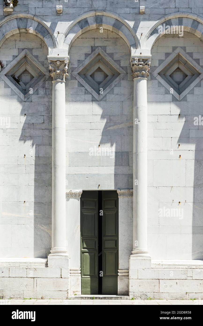 Porta d'ingresso sul portale principale della façade facciata romanica della Basilica di San Michele in Foro dal Medioevo a Lucca, Toscana, Italia Foto Stock