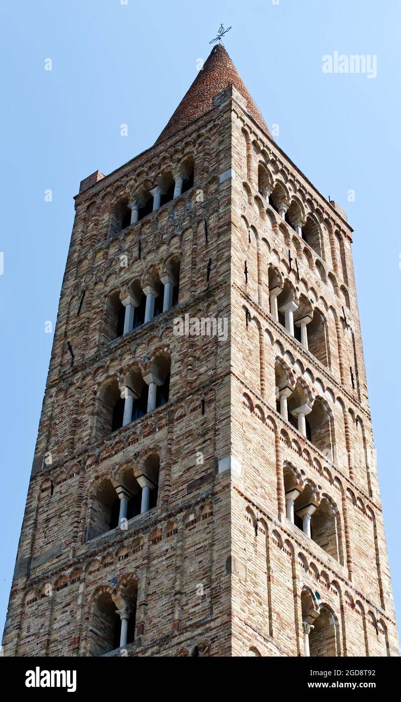 Campanile romanico dell'Abbazia di Pomposa (Abbazia di Pomposa) situato a Codigoro, Ferrara. Italia Foto Stock