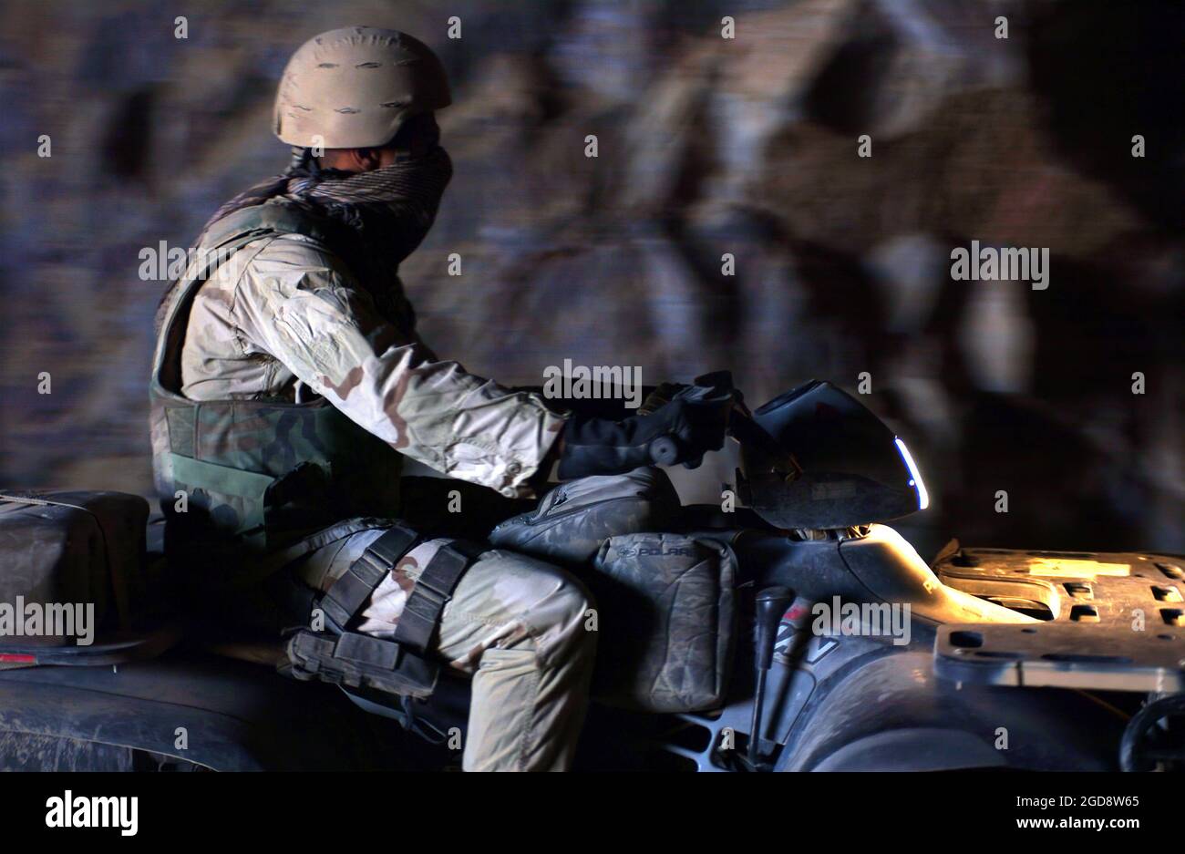 Un soldato dell'esercito statunitense (USA) assegnato al 1° Battaglione, 3° gruppo di forze speciali (SFG), guida un veicolo All Terrain (ATV), in una grotta per verificare la presenza di munizioni, alla periferia di Kabul, Afghanistan, durante l'operazione DI UNA LIBERTÀ DURATURA. (FOTO USAF DI SRA BETHANN HUNT 020719-F-0201H-026) Foto Stock