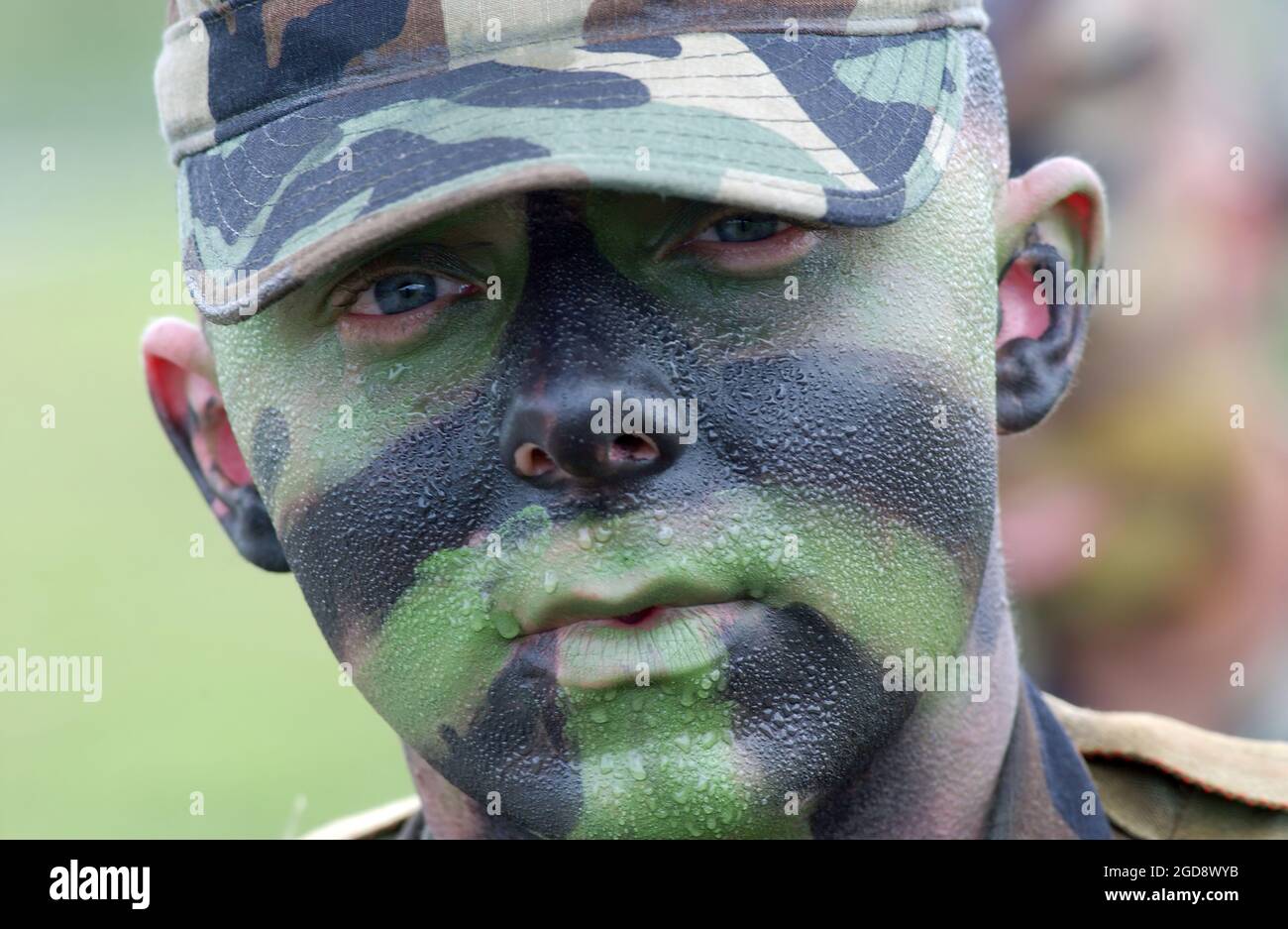 US Army (USA) Private First Class (PFC) Joshua McComas, 2nd Battaglione, 27th Infanteria Regiment (2/27) Charlie Company, 25th Infantry Division (ID) [Light], Schofield Barracks, Hawaii (HI), dà un'idea del calore e dell'umidità dopo l'applicazione di camouflage nell'ambiente tropicale di Guam. L'unità di PFC McComas partecipa all'esercizio TANDEM THRUST 2003. (FOTO USAF DI MSGT BILL KIMBLE 030426-F-0697K-004) Foto Stock