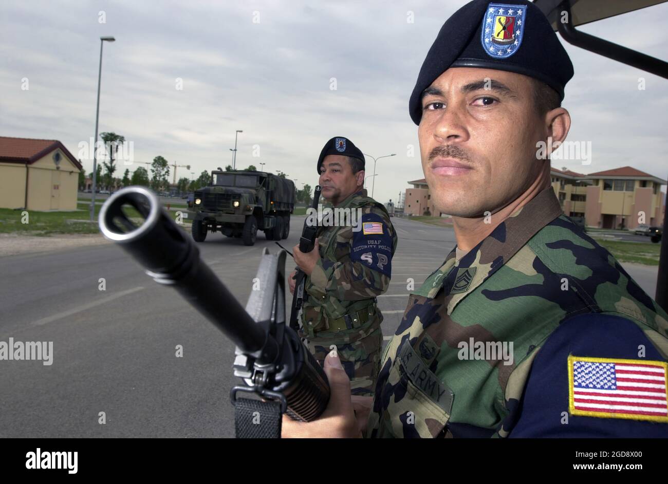 ESERCITO DEGLI STATI UNITI (USA) Specialist Quarta Classe (SPC) Julio Centeno, sinistra e Sergente prima Classe (SFC) Ernesto Benitez, con il Battaglione A2, 152nd artiglieria di campo, Guardia Nazionale USA, Camp Santiago Salinas, Porto Rico, Schierato a Aviano Air base (AB), Italia, si erge vigile guardia come Squadron di controllo dell'aria (ACS) 603rd, convoglio parte a sostegno dell'operazione Scorpion Strike. (FOTO USAF DI A1C ISAAC G.L. FREEMAN 030714-F-1443F-009) Foto Stock