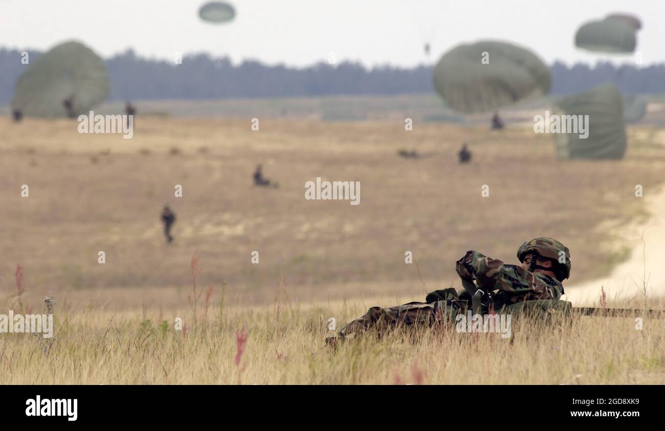 US Army (USA) 82nd Airborne Division (ad) Paracroopers atterrano sulla catena della Normandia a Fort Bragg, North Carolina (NC), durante l'esercizio Joint Forcible Entry (JFEX). (FOTO USAF DI SSGT RICKY A. BLOOM 050510-F-2902B-104) Foto Stock