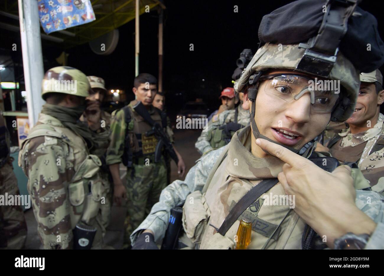 ESERCITO DEGLI STATI UNITI (USA) personale Sergente (SSG) Pedro Chavez, 2 ° Battaglione (BN), 1 ° Reggimento di fanteria (INF REGT), 172 ° Stryker Brigade Combat Team (SBCT), Fort Wainwright, Alaska (AK), radio ad altre unità nella zona, mentre in pattuglia a Mosul, Iraq, durante l'operazione DI LIBERTÀ IRACHENA. (FOTO USAF DI SSGT JAMES L. HARPER JR. 051102-F-4177H-223) Foto Stock
