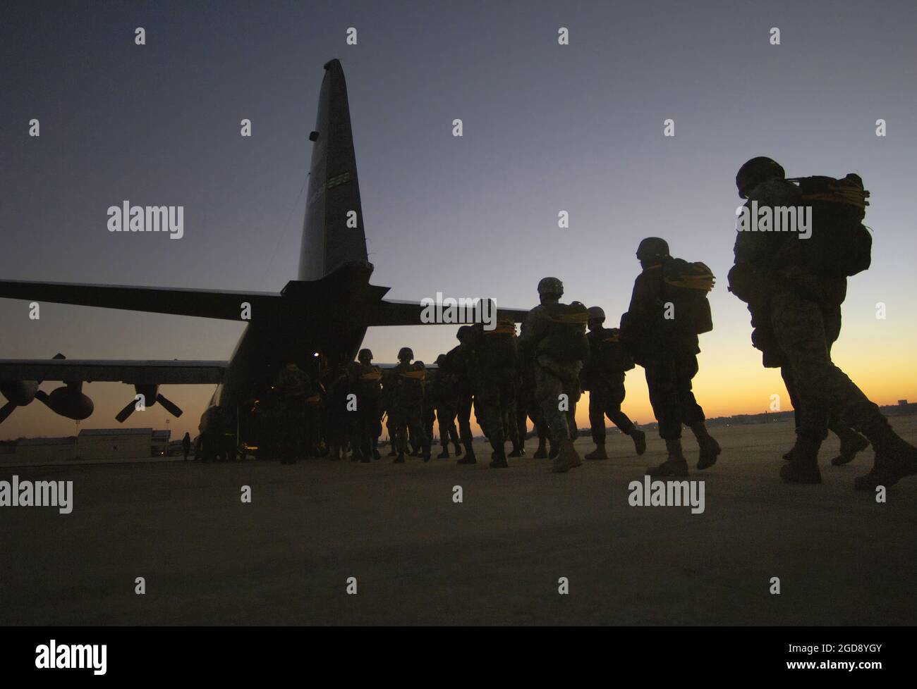 US Army (USA) paratroopers assigned to the 82nd Airborne Division (AD), Fort Bragg, North Carolina (NC), board a US Air Force (USAF) C-130 Hercules aircraft at Pope Air Force Base (AFB), North Carolina (NC), for the 8th Annual Randy Oler Memorial Operation Toy Drop. The international community relations operation is designed to collect toys for children of military families on Fort Bragg and Pope AFB as well as those in the surrounding communities. USA paratroopers participate in the operation by donating a toy in exchange for a chance to make a non-tactical parachute jump with German and Iris Foto Stock