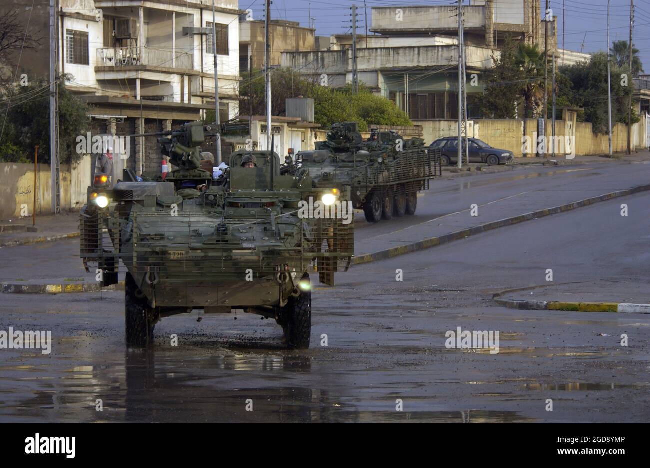 US Army (USA) M1126 veicoli Stryker Infanteria Carrier assegnati al 2° Battaglione, 1° Reggimento Fanteria, 172° Brigata Fanteria, in pattuglia per le strade di Mosul, Iraq, durante l'operazione DI LIBERTÀ IRACHENA. (FOTO USAF DI TSGT JOHN M. FOSTER 060214-F-2869F-092) Foto Stock