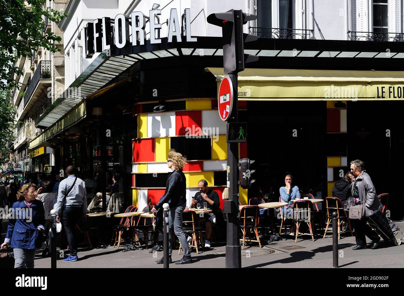FRANCIA, PARIGI (75) 10 ° ARRONDISSEMENT, TERRAZZA DEL CAFFÈ IN RUE DU FAUBOURG DU TEMPLE Foto Stock