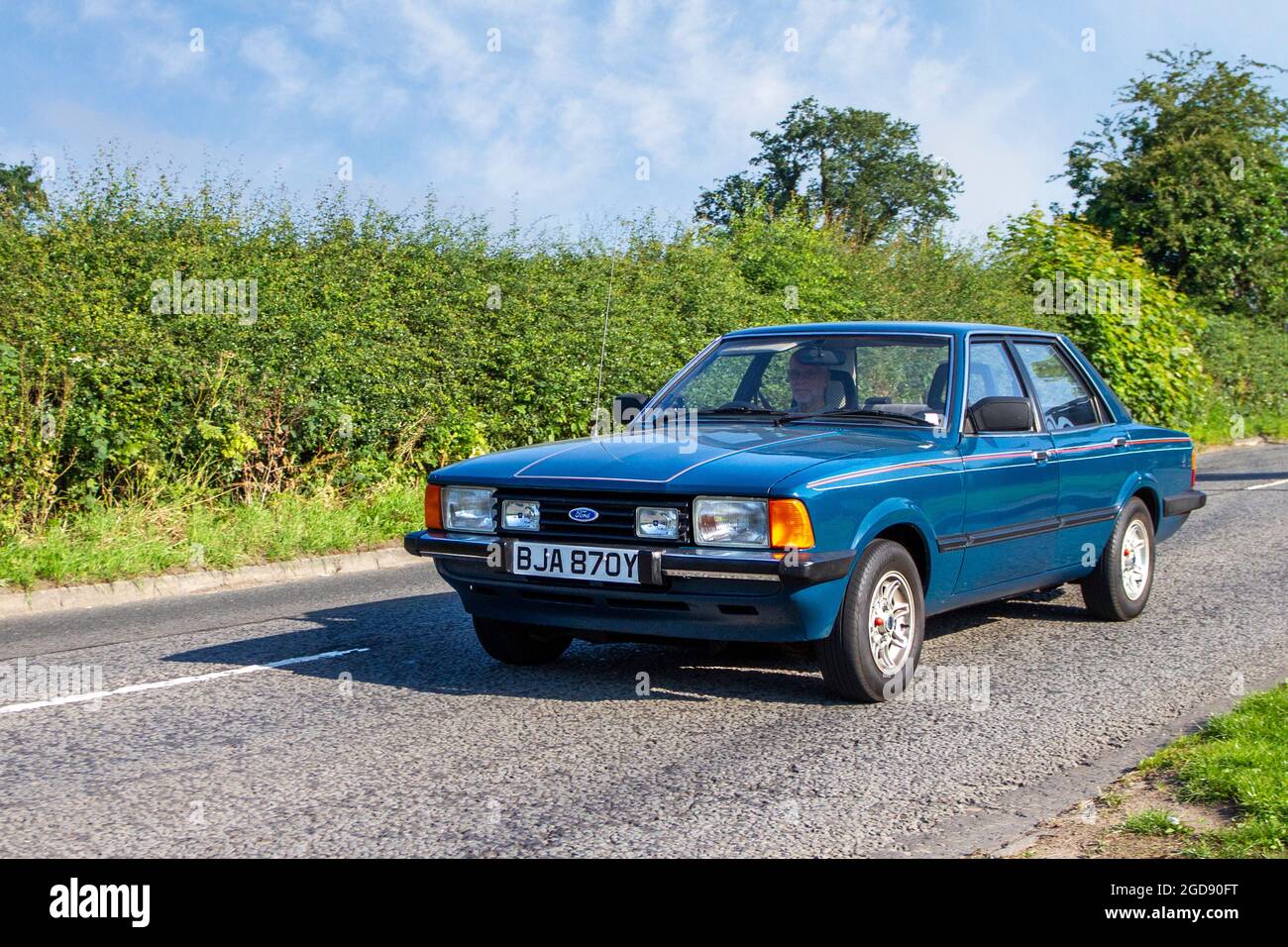 1982 80s ottanta blu Ford Cortina 4dr berlina in rotta per Capesthorne Hall classica fiera di luglio, Cheshire, Regno Unito Foto Stock