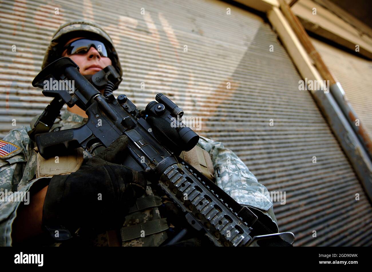 ESERCITO DEGLI STATI UNITI (USA) Sergente (SGT) Christopher Fullbright, 1° battaglione, 17° reggimento fanteria (IR) (1/17° fanteria), TAC, 172° Brigata Stryker (BDE), Fort Wainwright, Alaska (AK), Tira la sicurezza in un angolo di strada durante una pattuglia a piedi alla ricerca di un veicolo coinvolto in una lotta con le armi con le truppe statunitensi per le strade di Mosul, Iraq (IRQ). USA SGT Fullbright è armato di un KAC 5.56 mm Modular Weapon System (MWS) SOPMOD (Special Operation peculiarità Modification) M4. USA SGT Fullbright e la sua unità si sono schierati a sostegno dell'operazione DI LIBERTÀ IRACHENA. (FOTO USAF DI TSGT JEREMY LOCK 060716-F-1644L-017) Foto Stock
