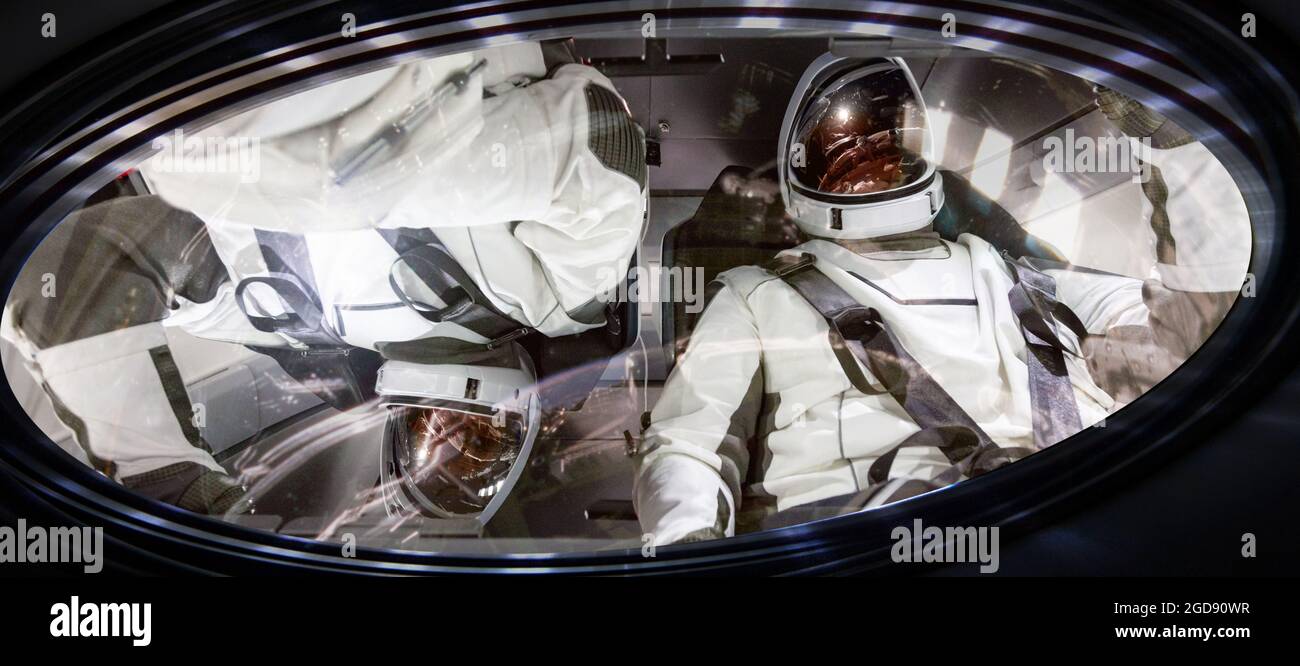 Due astronauti in oblò nello spazio. Uno degli spacemen capovolto a causa della gravità zero. Elementi di questa immagine forniti dalla NASA. Foto Stock
