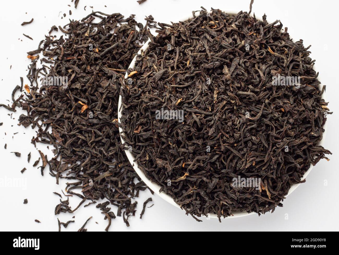 Foglie di tè Assam essiccato su sfondo bianco. Foto Stock