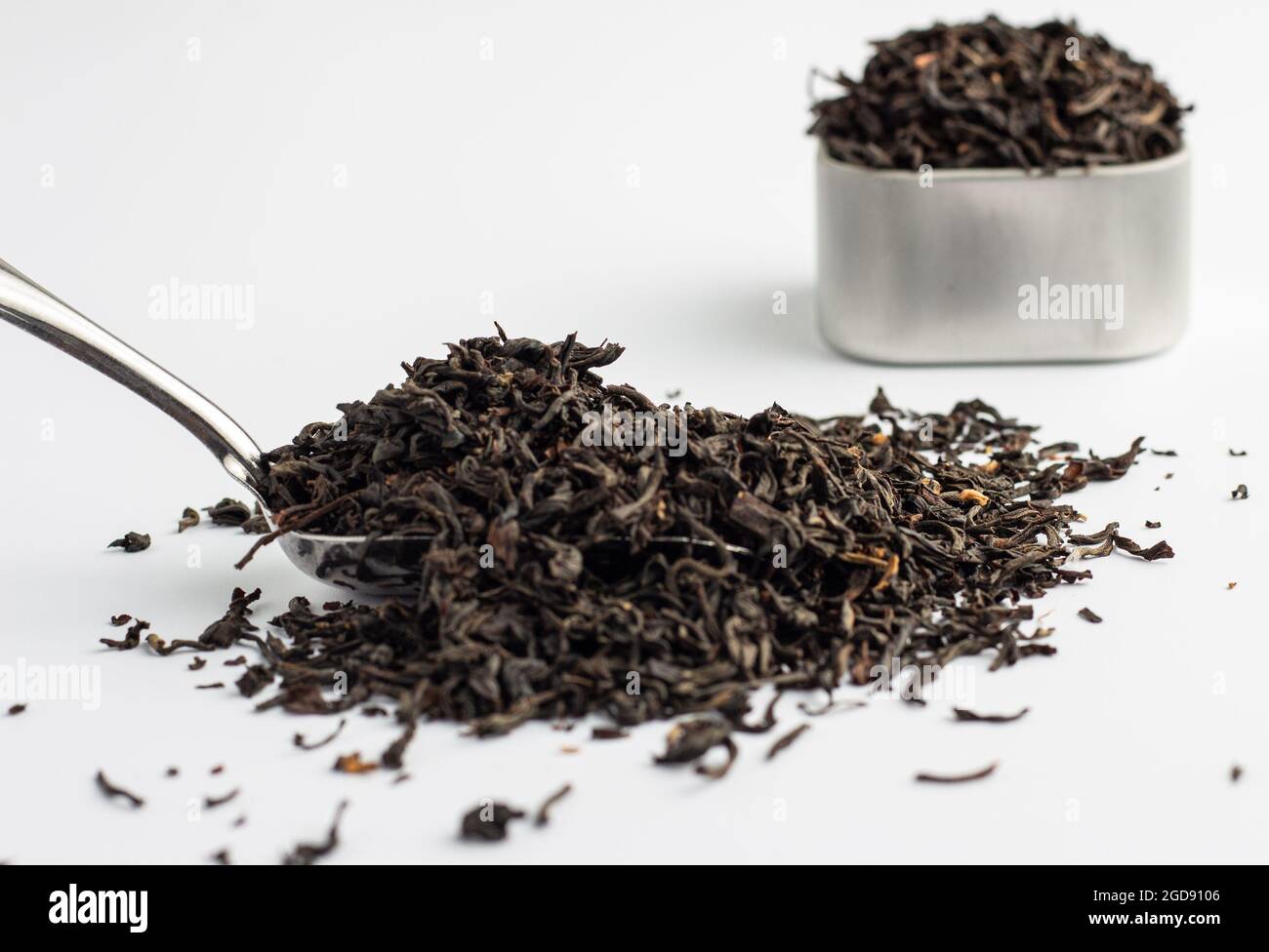 Foglie di tè Assam essiccato su sfondo bianco. Foto Stock
