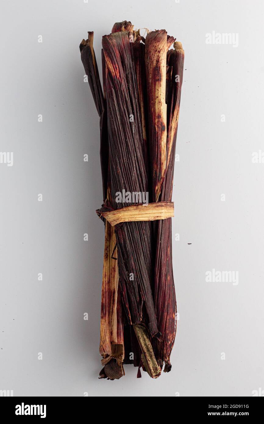 Ghana Waakye lascia. Steli bicolore di sorgo usati per cibo Ghanaiano Foto Stock