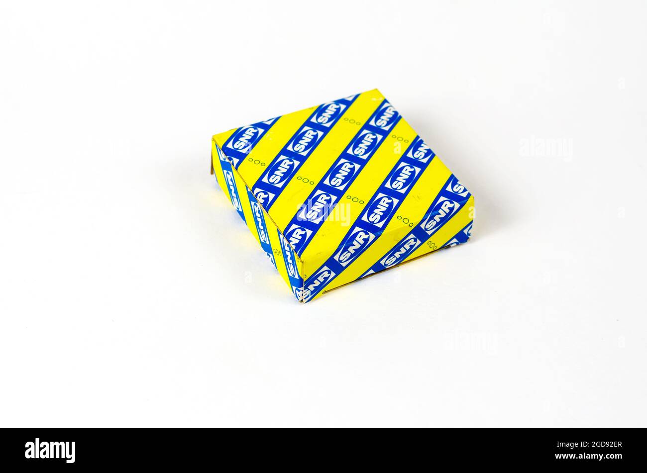 Nuovo cuscinetto a sfere in una scatola quadrata di carta gialla e blu su  sfondo bianco. Parte automatica prodotta da NTN SNR. L'azienda è un  produttore di high Foto stock - Alamy