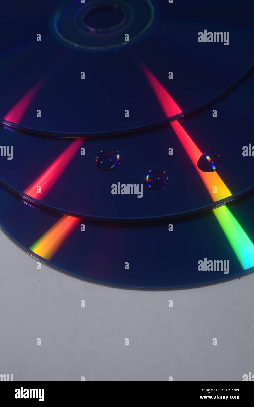 Goccia d'acqua su DVD con messa a fuoco selettiva Foto Stock