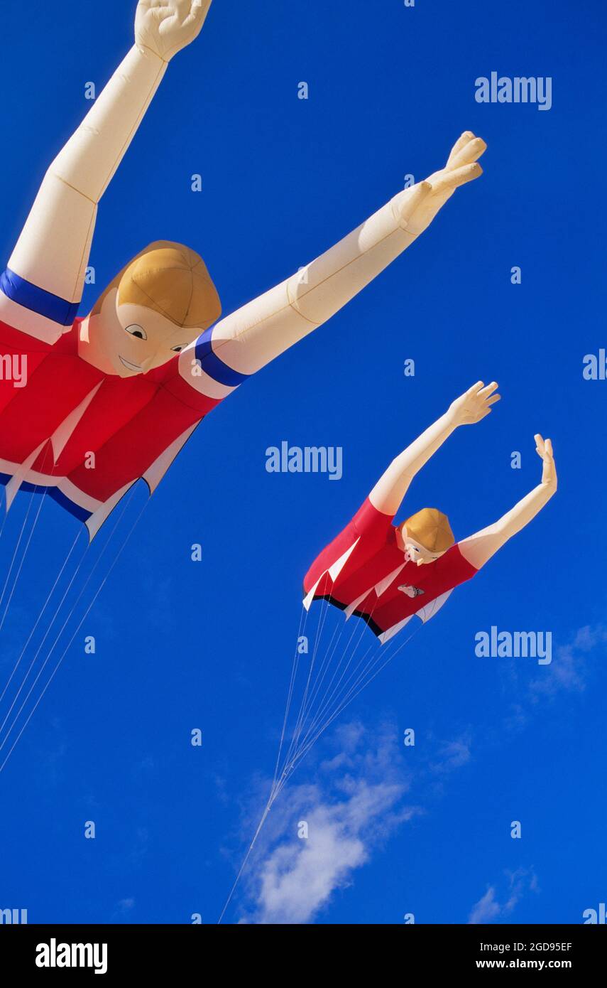 FRANCIA, KITE FESTIVAL, I CALCIATORI KITE SENZA STRUTTURA DI MARTIN LESTER INGHILTERRA KITE DESIGNER Foto Stock