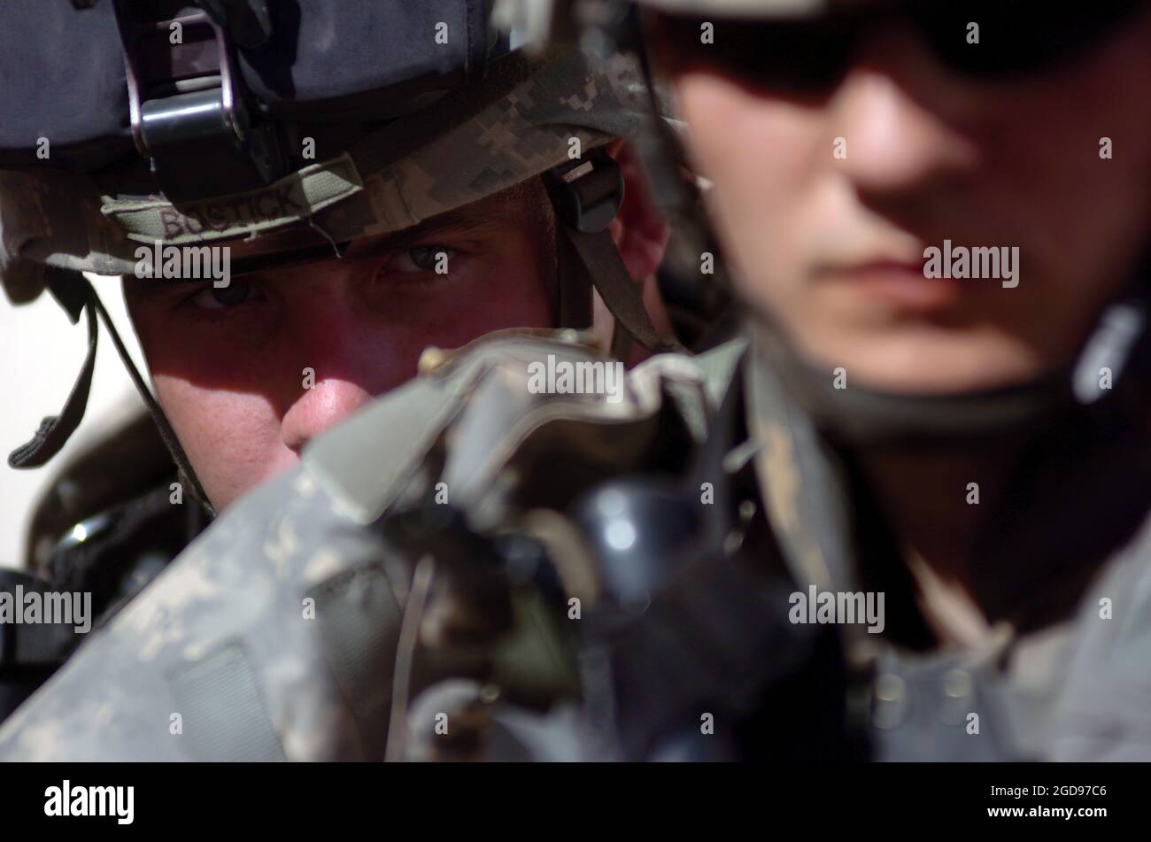 US Army (USA) Sergeant (SGT) James Bosstick e compagni di soldati, dalla 506th Regimental Combat Team (RCT), 101st Airborne Division (ad), Fort Campbell, Kentucky (KY), dimostrare tecniche e esercitazioni di Close Quarters Battle (CQB) durante il blocco di addestramento per i soldati dell'Esercito iracheno (IA) durante l'operazione DI LIBERTÀ IRACHENA. (FOTO US NAVY DI PH1(AW) BART A. BAUER 060628-N-7586B-119) Foto Stock