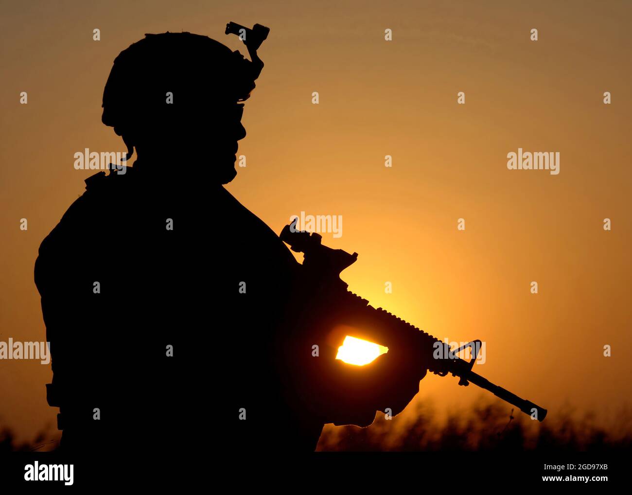 US Army (USA) Sergente (SGT) Nicholas fate, 1° Battaglione, 66° Reggimento Armour (1-66° AR), 1° Brigade Combat Team (BCT), 4° Divisione di Fanteria (ID), prende un ginocchio in un campo rurale per la sicurezza perimetrale dopo un lungo movimento a piedi per la ricerca di armi nei pressi di al Mushahada, Iraq (IRQ). USA SGT fate è armato di un KAC 5.56 mm Modular Weapon System (MWS) SOPMOD (Special Operation peculiarità Modification) M4. USA SGT fate e la sua unità si sono schierati a sostegno dell'operazione DI LIBERTÀ IRACHENA. (US NAVY PHOTO DI MC1(AW) MICHAEL LARSON 060717-N-6901L-045) Foto Stock