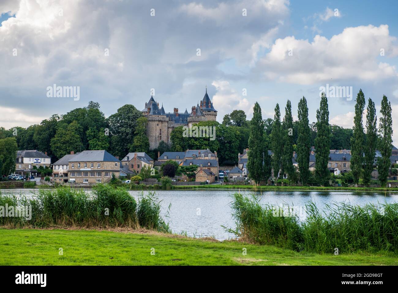 Château et village de Combourg, Francia, Ille-et-Vilaine, été Foto Stock
