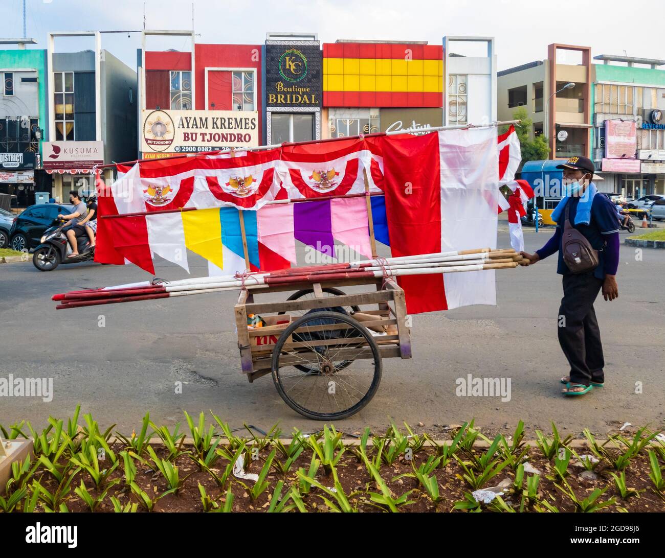Tangerang, Indonesia - CIRCA agosto 2021: Vendita di bandiere indonesiane per celebrare la giornata dell'indipendenza dell'Indonesia (17 agosto) Foto Stock