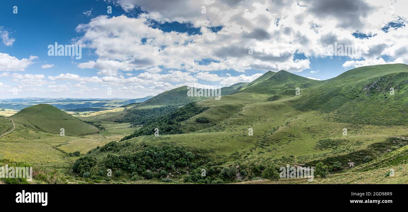 VU sur le Massif de Sancy, depuis le col de la Croix Morand, Francia, Auvergne, Chambon sur lac, été Foto Stock