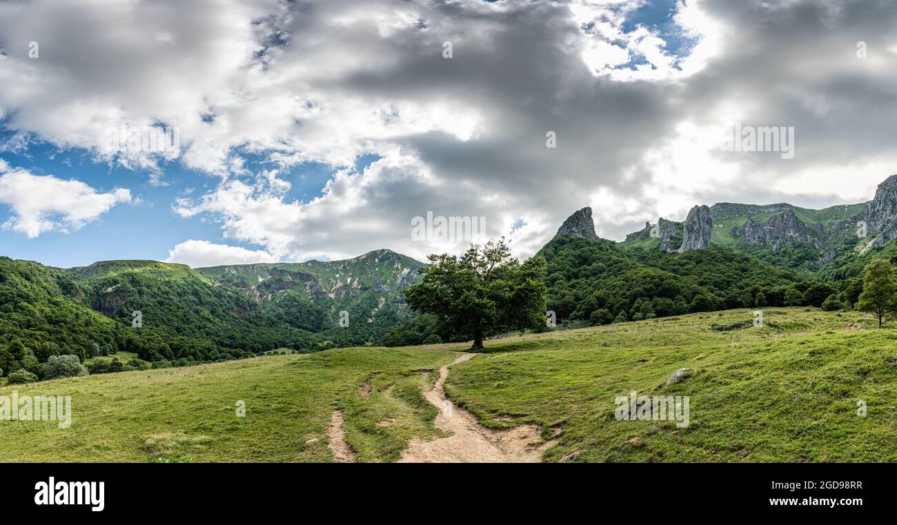 Panorama sur la Vallée de Chaudefour, l’une des trois vallées glaciaires du Massif du Sancy, Francia, Auvergne, été Foto Stock