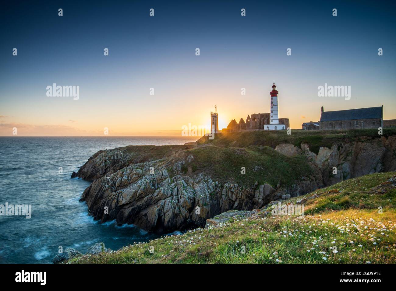 Phare Saint-Mathieu au coucher de soleil, Francia, Finistère Foto Stock