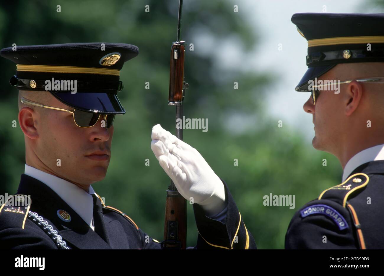 Le Sentinelle dell'esercito degli Stati Uniti (USA) 3 ° fanteria degli Stati Uniti (Old Guard), Fort Myers, Virginia (VA), svolgono onorificenza di guardia come la Tomba Guardie, alla Tomba del Milite Ignoto. (Data esatta dello scatto sconosciuta) (US NAVY PHOTO DN-ST-05-07434) Foto Stock