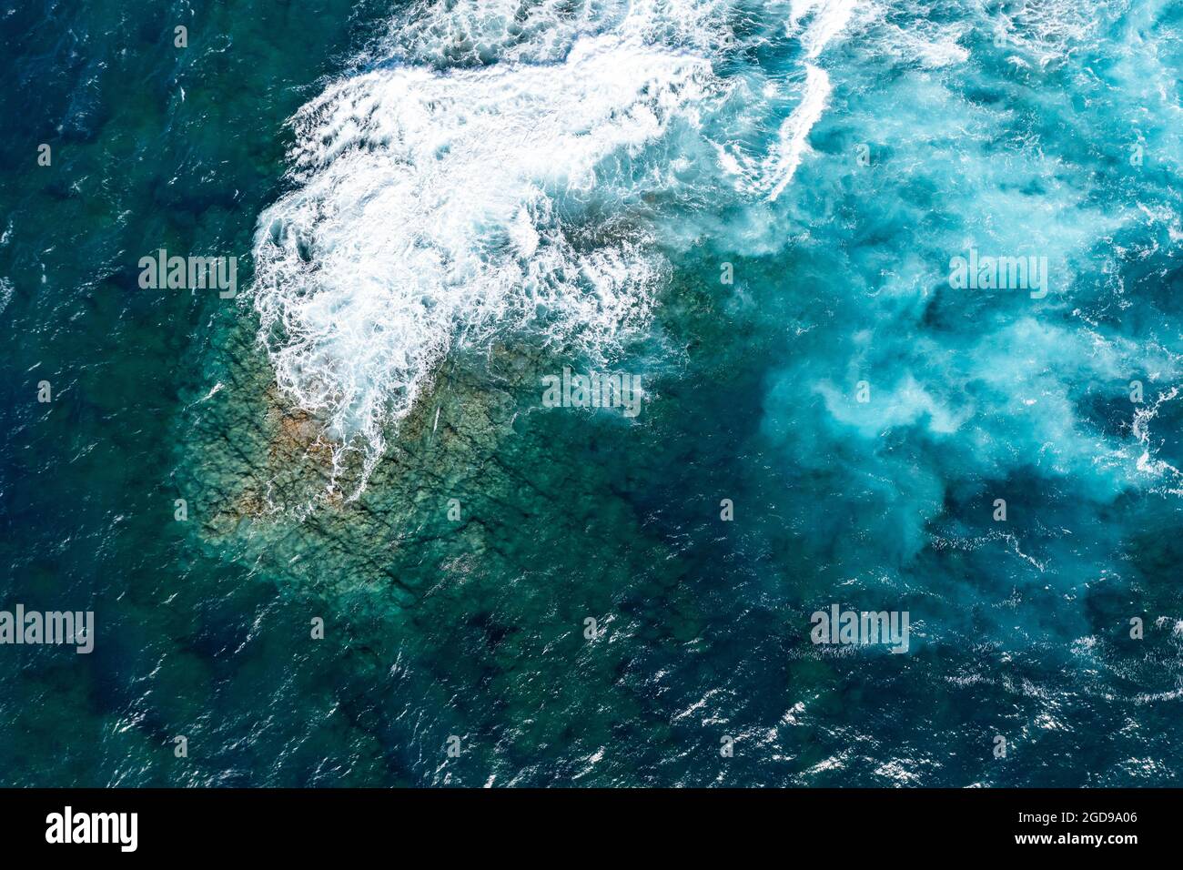 Grandi onde del mare ruvido che si infrangono su rocce dall'alto Foto Stock