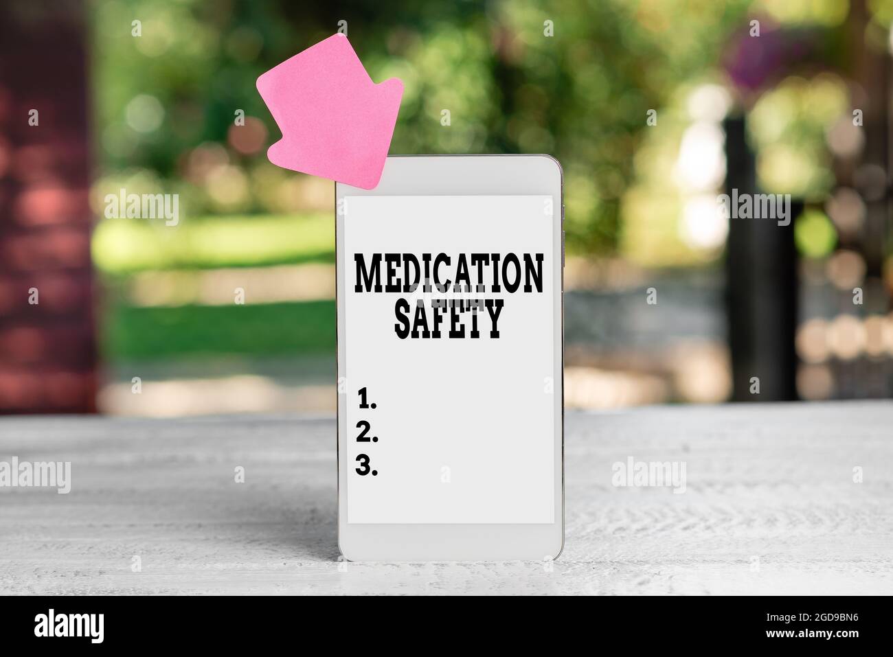 Cartello che mostra la sicurezza del farmaco. Internet Concept libertà dai danni prevenibili con l'uso di farmaci astratto smartphone Fotografia all'aperto Foto Stock