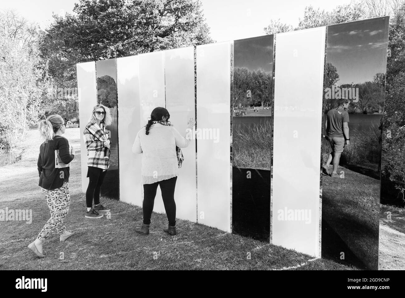 JOHANNESBURG, SUDAFRICA - 05 gennaio 2021: Un colpo bianco e nero di persone che ammirano un pezzo d'arte al Nirox Sculpture Park, a Johannesburg Foto Stock