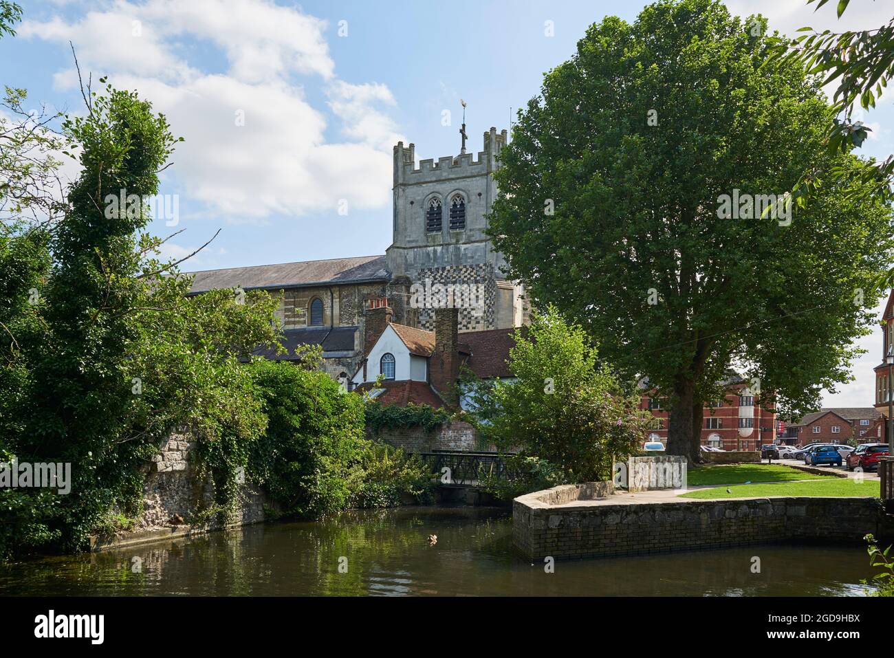 Cornmill Stream di fronte alla Waltham Abbey Church, Waltham Abbey, Essex, Inghilterra meridionale Foto Stock